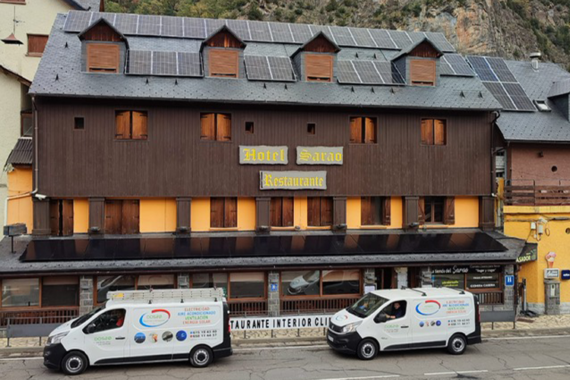 Dos20 Instalaciones y Sensa Servicios Eléctricos llevan el autoconsumo solar a un hotel del Pirineo oscense