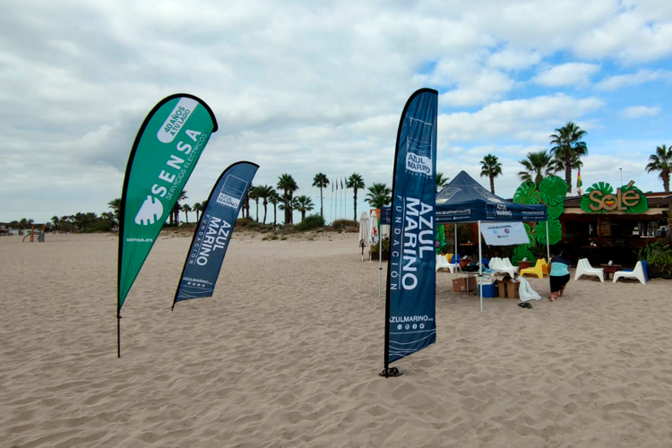 Sensa Servicios Eléctricos Gran Limpieza de Fondos Marinos y Playas. La compañía castellonense es uno de los colaboradores oficiales. Tuvo banderas corporativas en el evento.